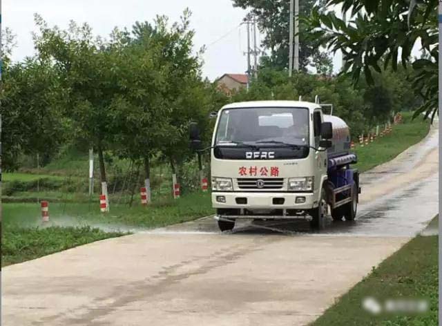 農村公路用上了灑水車